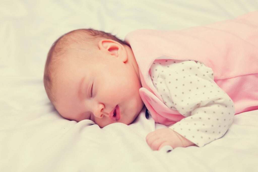 baby slaapt in baby slaapzak